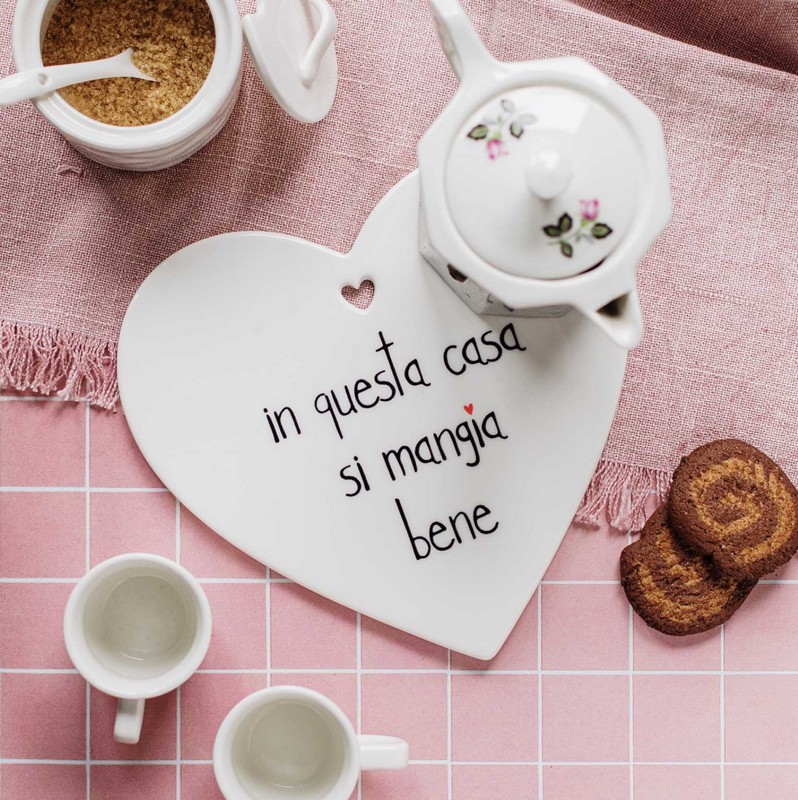 Sottopentola in gres a forma di cuore decorato con scritta “In questa casa si mangia bene”